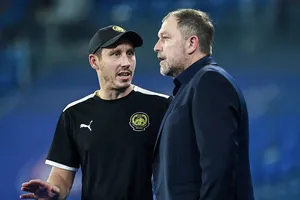 Trợ lý huấn luyện viên Mark Milligan (bên trái).