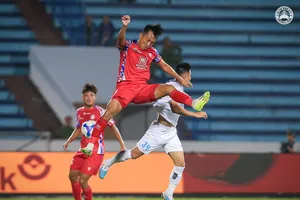 CLB TPHCM giành 1 điểm trong cuộc so tài trên sân Thiên Trường ở vòng 18.