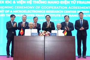 Ông Phạm Ngọc Thuận, TGĐ Tổng công ty Becamex IDC và Giáo sư Tiến sĩ Harald Kuhn, Viện trưởng Viện Hệ thống Nano Điện tử Fraunhofer ENAS tại lễ ký kết.