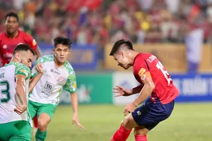 Quang Hải vào sân từ giữa hiệp 2 trận CAHN - CLB TPHCM. Ảnh: MINH HOÀNG