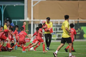 Các cầu thủ Hai Long,. Thành Chung và Tuấn Hải giao lưu cùng các cầu thủ nhí.