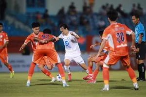 Văn Toàn giữa vòng vây của các hậu vệ Đà Nẵng. 