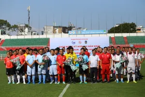 Ban tổ chức trao hoa và chào mừng các đội tham dự giải. Ảnh: DŨNG PHƯƠNG