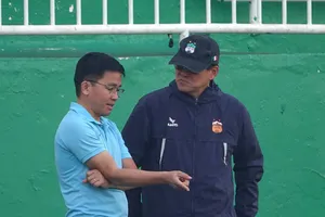 Trưởng đoàn Nguyễn Tấn Anh và GĐKT Vũ Tiến Thành tỏ ra mất bình tĩnh sau trận đấu giữa HA.GL và Hà Tĩnh. Ảnh: MINH TRẦN