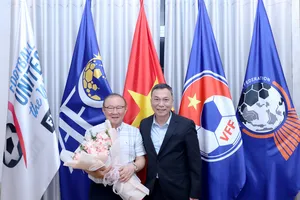 Chủ tịch VFF, Trần Quốc Tuấn trao hoa chúc mừng tân Phó chủ tịch KFA, ông Park Hang-seo.
