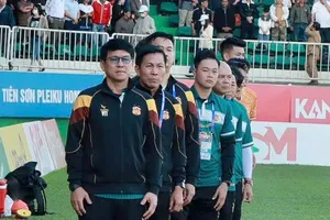 Khu kỹ thuật của HA.GL sẽ giảm sức mạnh ở 3-4 vòng đấu tới khi trưởng đoàn Tấn Anh và GĐKT Vũ Tiến Thành bị kỷ luật. Ảnh: MINH TRẦN