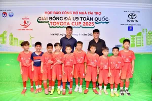 Duy Mạnh và Tuấn Hải cùng các cầu thủ nhí tại buổi họp báo giới thiệu giải U9 toàn quốc 2025.