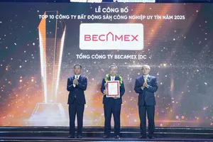 Ông Nguyễn Văn Thanh Huy, Phó Tổng Giám đốc Tổng công ty Becamex IDC nhận Cúp và Giấy chứng nhận TOP10 Công ty Bất động sản công nghiệp uy tín năm 2025.