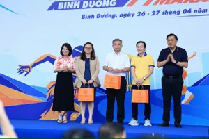 Ông Cao Văn Chóng - PGĐ Sở VH-TT-DL và Bà Nguyễn Hoàng Bảo Trân - PGĐ Sở Khoa học và Công nghệ tỉnh Bình Dương tặng quà lưu niệm cho các đơn vị tài trợ.