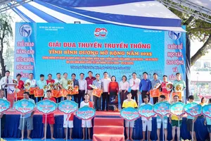 Đại biểu chụp hình lưu niệm cùng các vị về tham dự Giải đua thuyền truyền thống tỉnh Bình Dương mở rộng năm 2025 