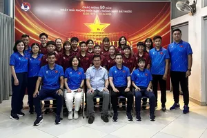 Lãnh đạo VFF chụp hình lưu niệm cùng thầy trò đội tuyển futsal nữ Việt Nam trước ngày lên đường sang Trung Quốc.