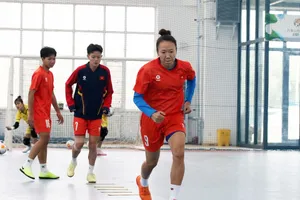 Đội tuyển futsal nữ Việt Nam trên sân tập ngày 2-5.