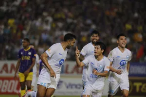 Nam Định bất ngờ giành chiến thắng cách biệt trong trận "chung kết sớm" ở vòng 21.