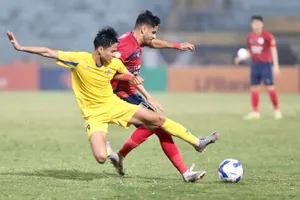 Cuộc so tài trong trận lượt đi trên sân Hàng Đẫy với tỷ số hòa 4-4.