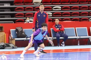 HLV Nguyễn Đình Hoàng cùng các học trò hướng quyết tâm giành 3 điểm ở trận ra quân. Ảnh: ĐOÀN NHẬT