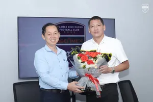 Chủ tịch CLB B.Bình Dương, ông Hồ Hồng Thạch trao hoa chúc mừng tân HLV Nguyễn Anh Đức.