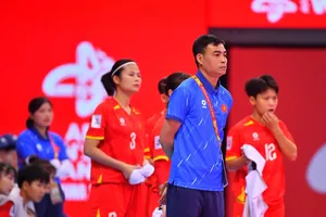 HLV Nguyễn Đình Hoàng cùng các học trò giành chiến thắng ở trận ra quân.