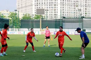 Các cầu thủ Việt Nam trên sân tập ngày 8-5.