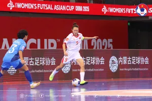 Thủ quân Thanh Hằng ghi bàn mở tỷ số vào đầu hiệp 2.