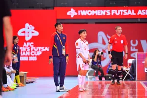 HLV Đình Hoàng hài lòng về những thể hiện của các học trò qua trận thắng Philippines.