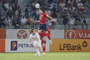 Bùi Hoàng Việt Anh bật cao phá bóng trước nỗ lực tranh chấp của Viktor Le. Ảnh: MINH HOÀNG