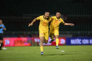 Niềm vui của Lucao sau khi ghi bàn mở tỷ số cho Hải Phòng. Ảnh: DŨNG PHƯƠNG