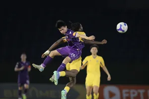 Pha không chiến giữa cầu thủ hai đội. Ảnh: DŨNG PHƯƠNG