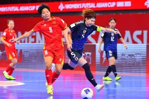 K'Thủa nỗ lực tranh bóng cùng cầu thủ Nhật Bản. Ảnh: AFC