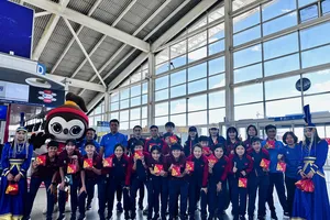 Thầy trò đội tuyển tại sân bay vào chiều 14-5