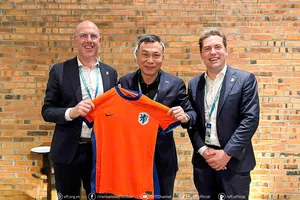 Chủ tịch LĐBĐVN Trần Quốc Tuấn và TTK LĐBĐ Hà Lan Gijs de Jong (trái).