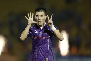 Tiến Linh bị nhóm đông ngoại binh áp sát trong cuộc đua danh hiệu Vua phá lưới V-League 2024-2025. Ảnh: DŨNG PHƯƠNG