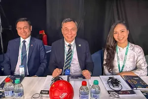 Đoàn đại biểu LĐBĐ Việt Nam do Chủ tịch Trần Quốc Tuấn (giữa) dẫn đầu, cùng với Phó Chủ tịch Trần Anh Tú và Phó Tổng thư ký Đinh Thị Thu Trang tham dự Đại hội FIFA lần thứ 75 tại Paraguay.