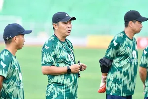 HLV Trần Minh Chiến cùng các trợ lý Hùng Cường và Việt Trung với sứ mệnh giúp đội bóng đất Võ trụ hạng mùa này.