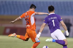 Sai lầm ngớ ngẩn đến khó hiểu của thủ môn Văn Công tạo cơ hội cho Văn Long ghi bàn thắng duy nhất của trận đấu. Ảnh: PHI HẢI