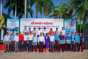 Đại biểu, Ban Tổ chức cùng đại diện các đơn vị tham dự chụp hình lưu niệm tại Lễ phát động.