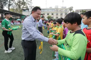 Ông Trần Anh Tú, Phó Chủ tịch VFF, Chủ tịch HFF trao cờ lưu niệm và chào mừng các đội tham dự Vòng chung kết.