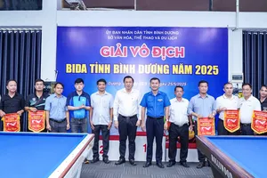 Đại biểu, Ban Tổ chức chụp hình lưu niệm cùng các đơn vị tham dự giải.