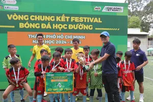 Ông Đỗ Hữu Lê Xuân Cương, Php1 TTK LĐBĐ TPHCM trao giải nhất cho đội Tân Kiên huyện Bình Chánh.