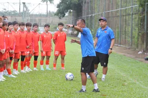 HLV Okiyama Masahiko cùng các học trò trên sân tập ngày 23-5.