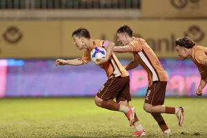 Minh Vương lập cú đúp giúp HA.GL giành 1 điểm quý giá trước Đà Nẵng. Ảnh: ANH TRẦN