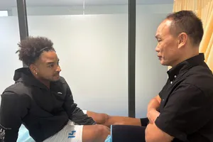 Ông Nguyễn Văn Phú hỏi thăm Xuân Son tại bệnh viện.