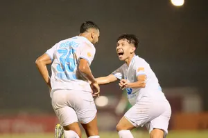 Brenner tỏa sáng với 2 bàn thắng và 1 đường kiến tạo thành bàn trong chiến thắng 3-2 của Nam Định trên sân Vinh.