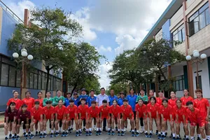 Ông Trần Anh Tú chụp hình lưu niệm cùng tập thể đội U19 nữ Việt Nam.