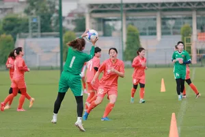 Tân binh Nam Mi trên sân tập cùng đội tuyển nữ Việt Nam chiều 30-5.