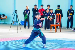 Các vận động viên thi đấu sôi nổi ngay sau Lễ khai mạc giải.