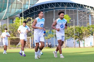 Xuân Son chạy khởi động cùng các đồng đội.