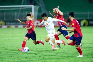 Mạc Hồng Quân giữa vòng vây của các hậu vệ CAHN.