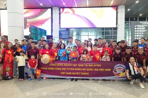 Đông đảo người hâm mộ đã chờ đón đội tuyển tại sân bay quốc tế Kuala Lumpur. Ảnh: ĐOÀN NHẬT