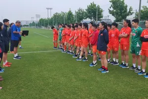 HLV Mai Đức Chung trao đổi cùng các cầu thủ trước buổi tập ngày 8-6.