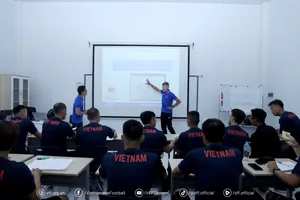 Ông Koshida Takeshi, Giám đốc kỹ thuật VFF (ảnh) và ông Lê Huỳnh Đức làm giảng viên lớp học.